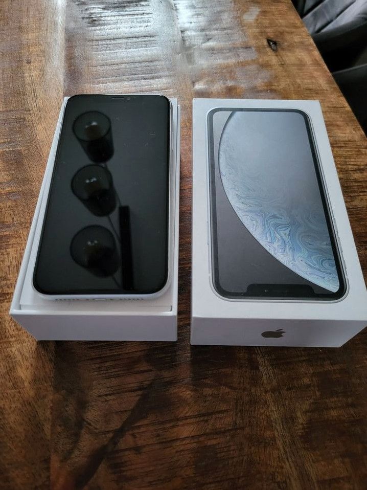 I Phone XR White 128 GB in Wegeleben