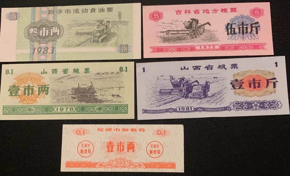 Verschiedene Banknoten aus China und Simbabwe in Dillenburg