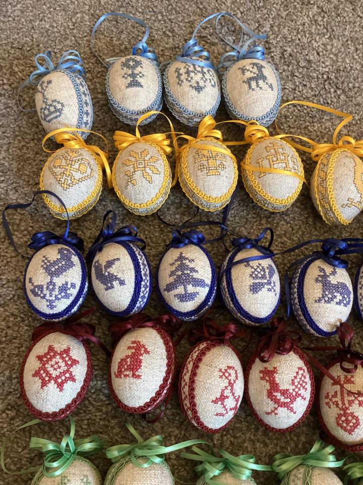 Gestickte Eier, Ostereier, Ostern, Handarbeit, Preis pro Stück in Schechen