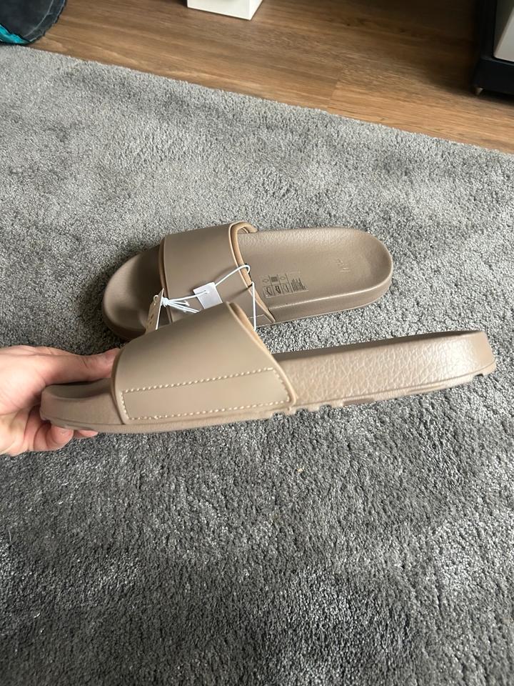 Bedruckte Badesandalen Badelatschen H&M Beige H&M NEU 38-39 in Berlin