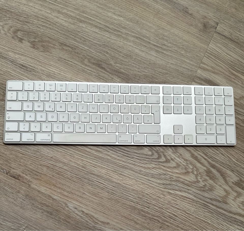 Apple Magic Keyboard mit Ziffernblock in Silber in Harrislee