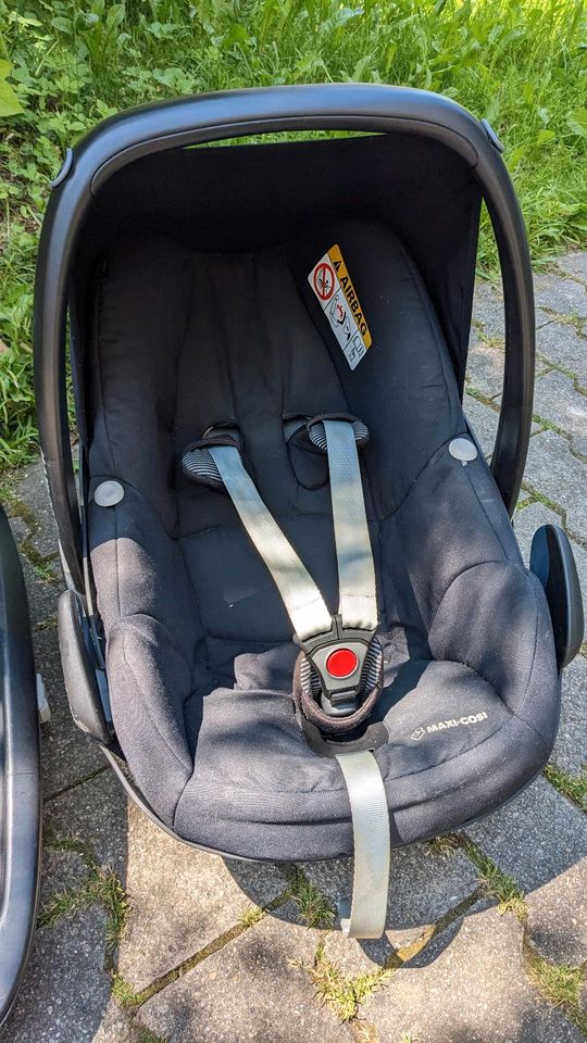 Maxi Cosi Babyschale/Kindersitz mit Station in Friedrichshafen