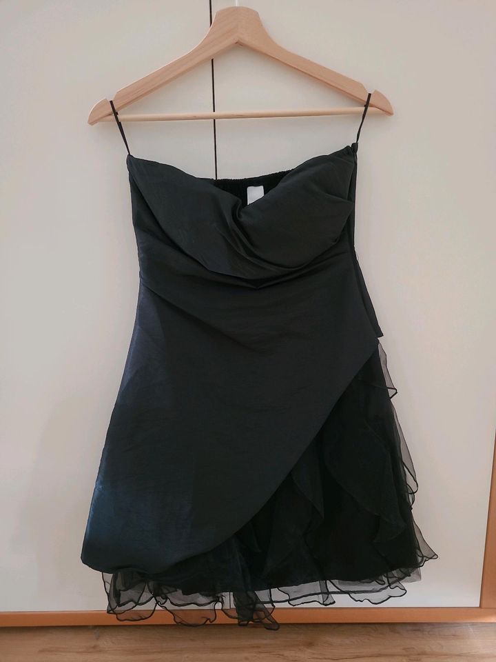 kurzes schwarzes trägerloses Kleid von Vila in S in Memmingen