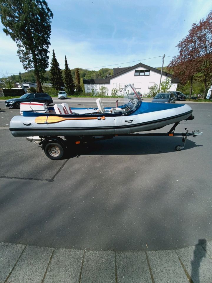 Schlauchboot Wiking mit Außenborder und Trailer in Linz am Rhein