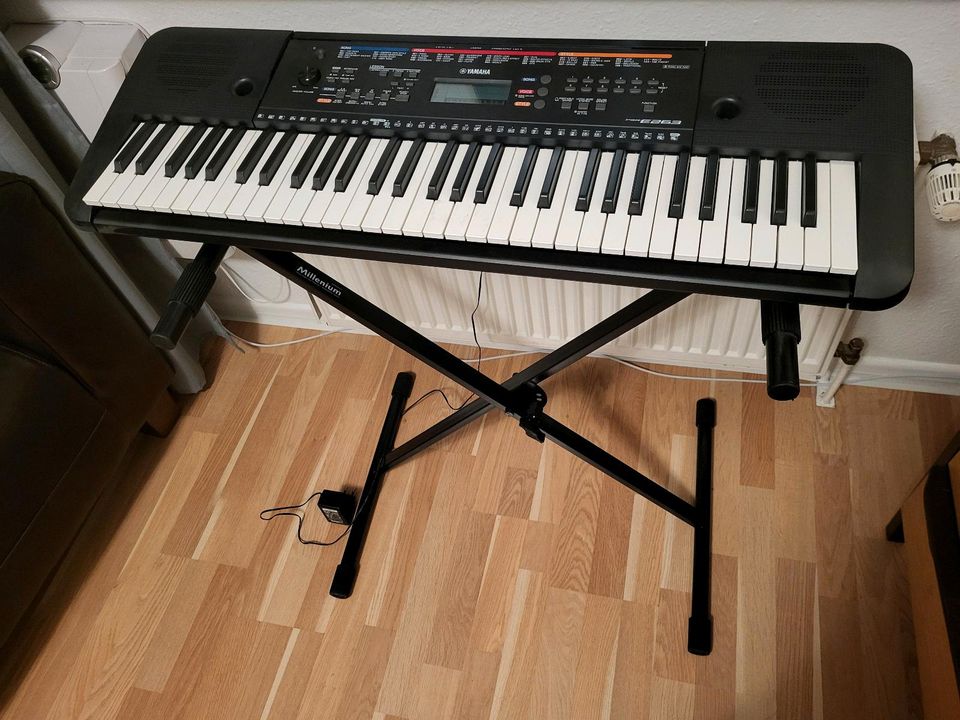 Digital Keyboard Klavier Piano Yamaha E263 in Aachen