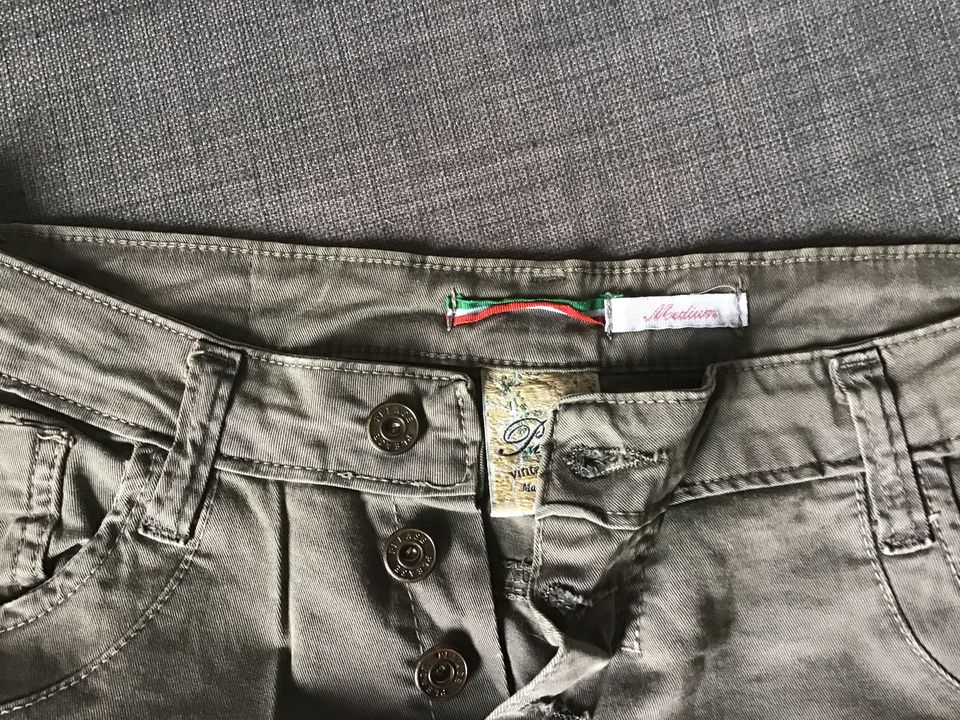 PLEASE Hose/Jeans Gr. M Khaki neuwertig in Aßlar