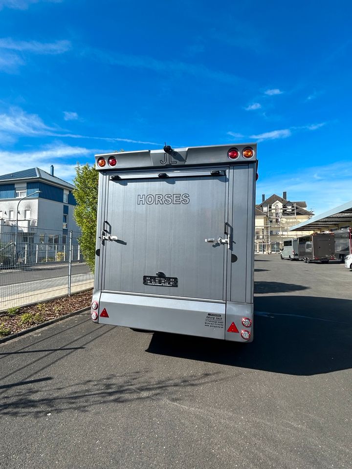 Pferdetransporter JL Trailer Neues Modell 3 Pferde mit Wohnung in Seligenstadt