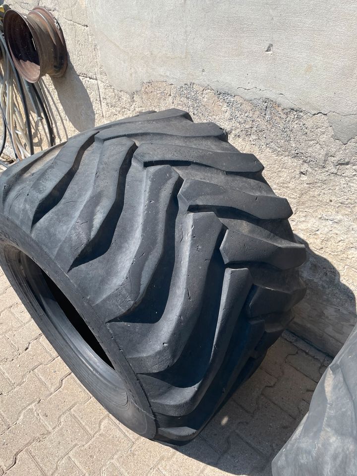 710/40R22,5 Reifen in Erwitte