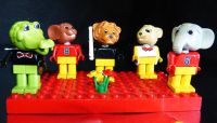 LEGO FABULAND Figuren Set mit roter Lego Grundplatte und Zubehör Niedersachsen - Seevetal Vorschau