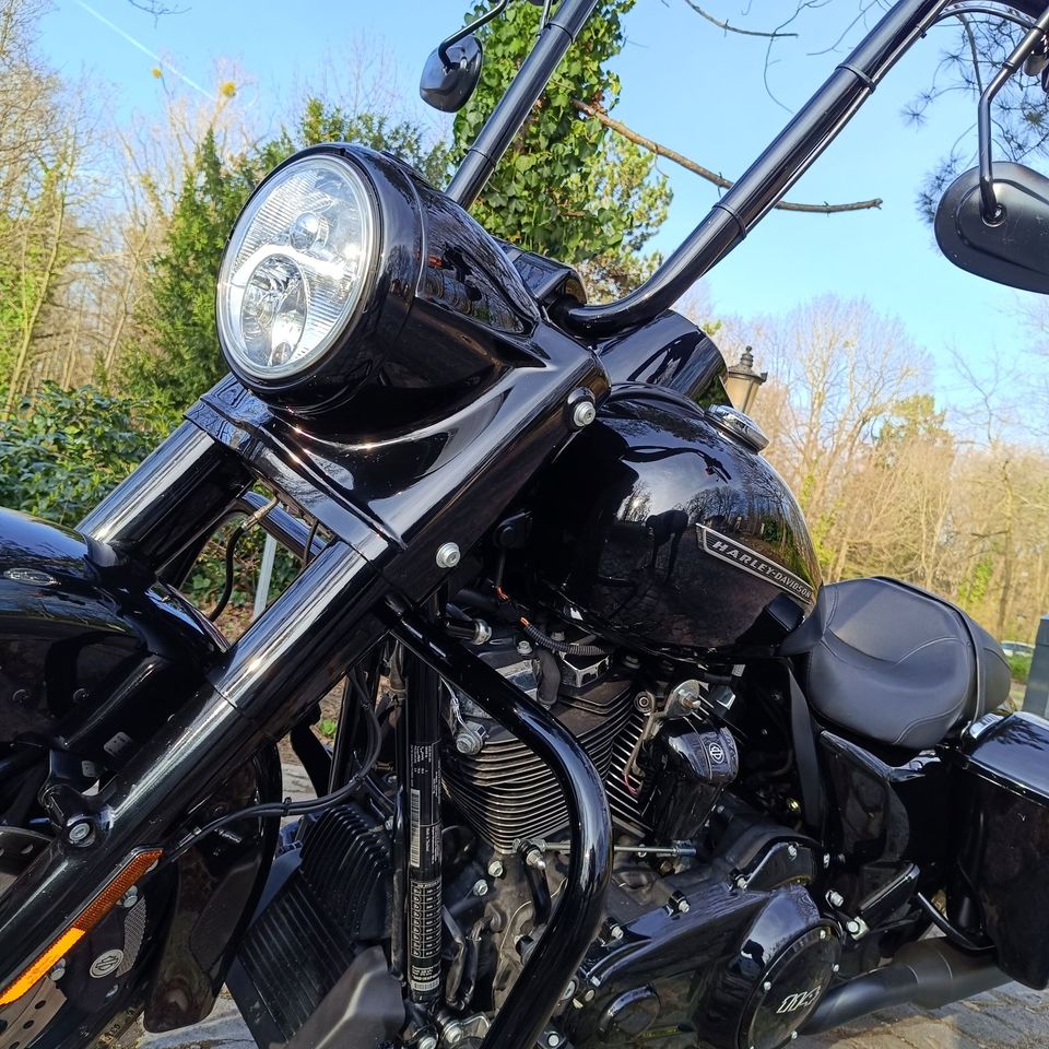 Harley Davidson Road King Special FLHRXS vivid Black in Bergheim
