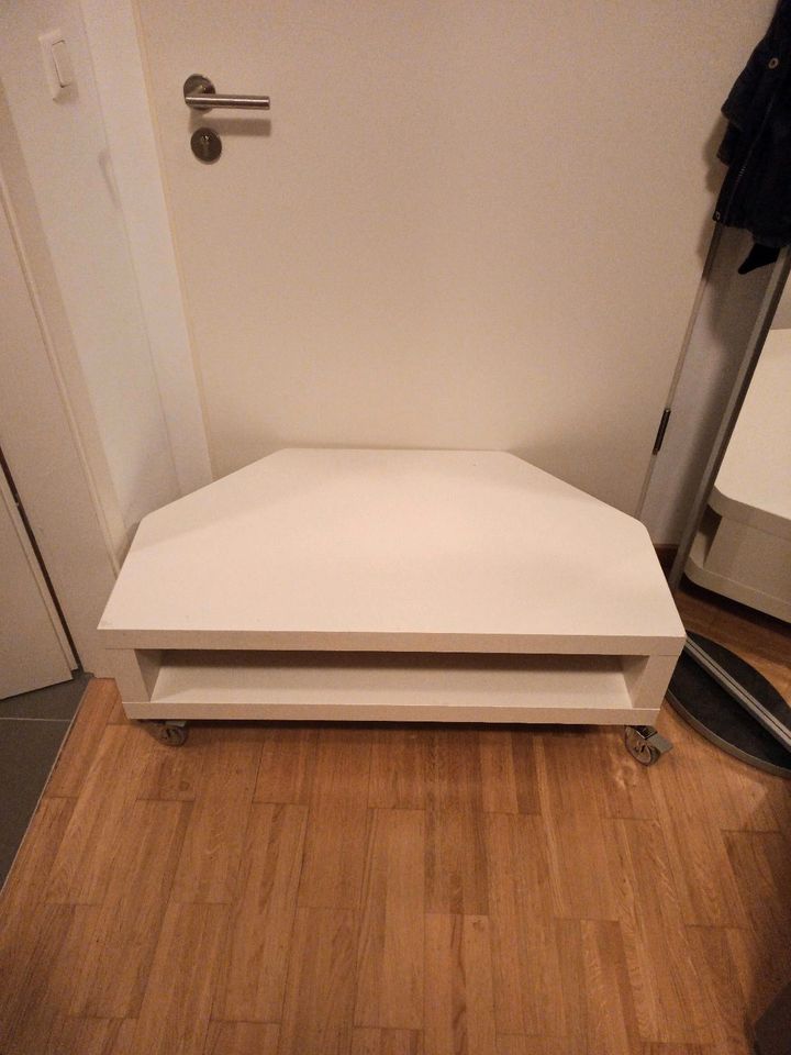 Weißer Fernsehtisch - Sideboard mit Rollen - Ikea in München