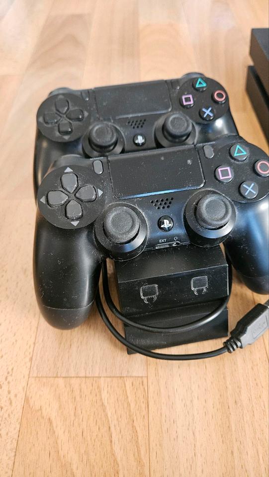 PlayStation 4 mit 4 Controllern, Spielen & Zubehör – Komplettset in Berlin