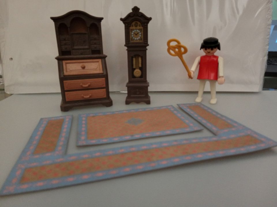 Playmobil Sekretär Schrank mit Standuhr, Teppich und Figur in Meckenheim