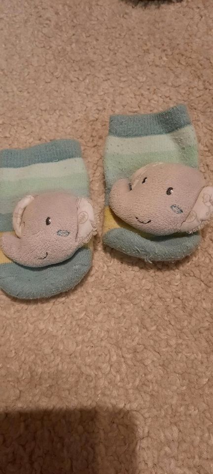 Rasselsocken newborn mit Elefant in Schlitz