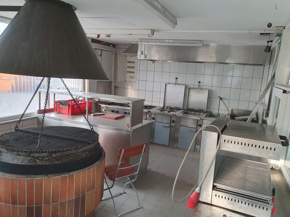 Grillhütten Inventar zu verkaufen - Gasherd - Friteuse - Mikrowel in Ahorn b. Coburg