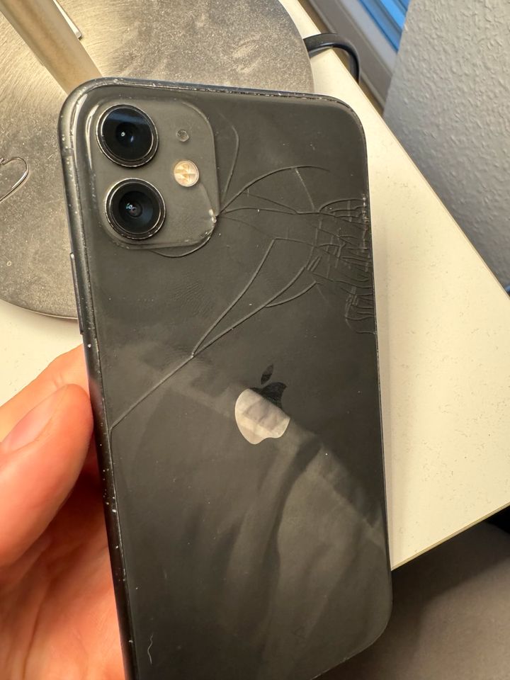 iPhone 11 black 128 GB gebraucht gesprungene Rückseite in Brunnthal