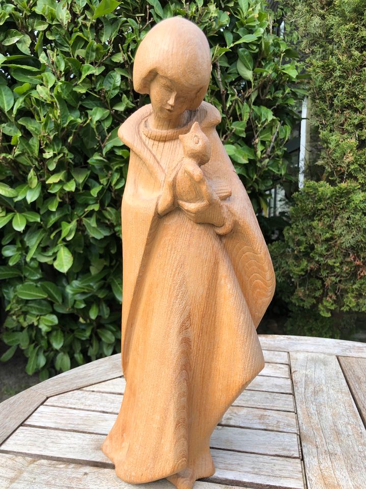 Marienfigur aus Massivholz, gedrechselt in Krefeld