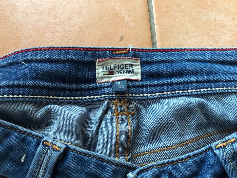 Damen Jeans Tommy Hilfiger W 30 L32 blau in Minden