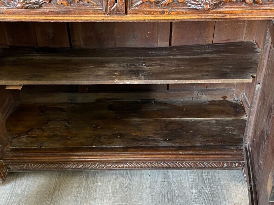 ANTIKES BUFFET FRANKREICH UM 1880 EICHE PRUNKSCHNITZWERK SCHRANK MIT VITRINE - Versand möglich 99 Euro - Wir sind für Sie da lokal in 86830 Schwabmünchen oder online ARTHOME24 in Schwabmünchen