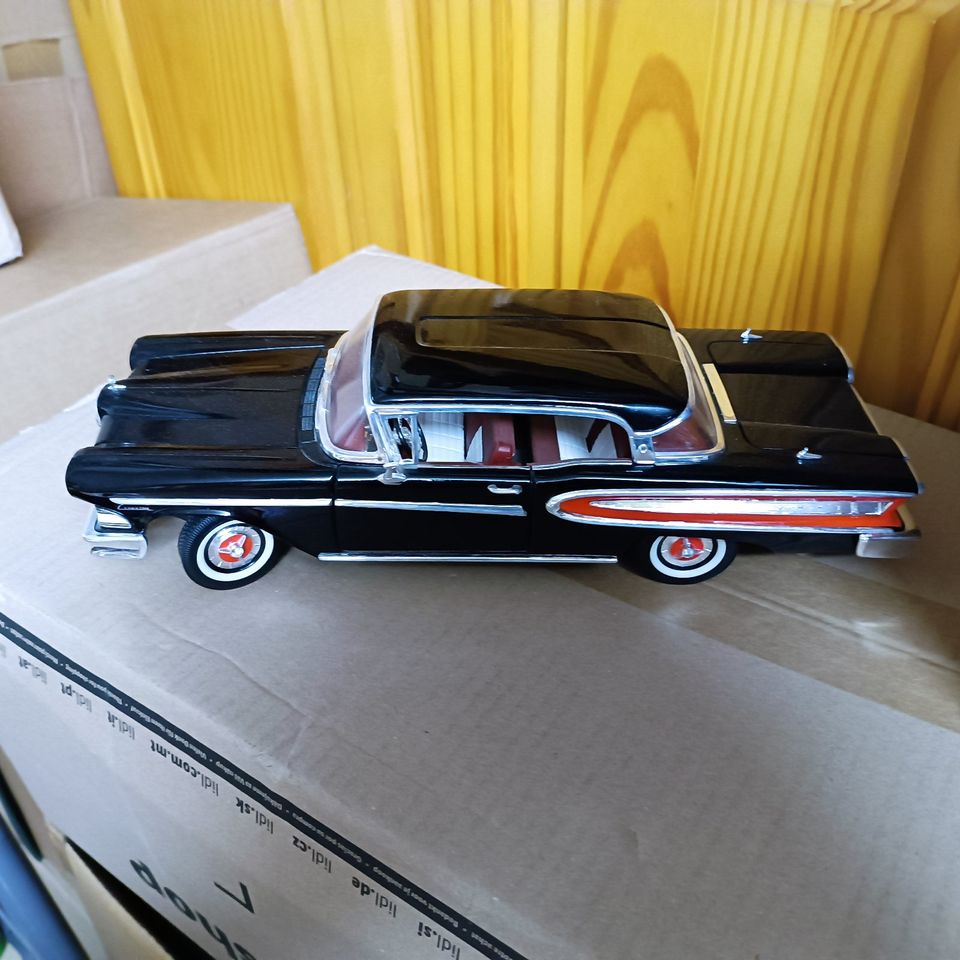 1:18 Amerikanische Oldtimer 3 Stück davon 2x in Vitrine in Butzbach