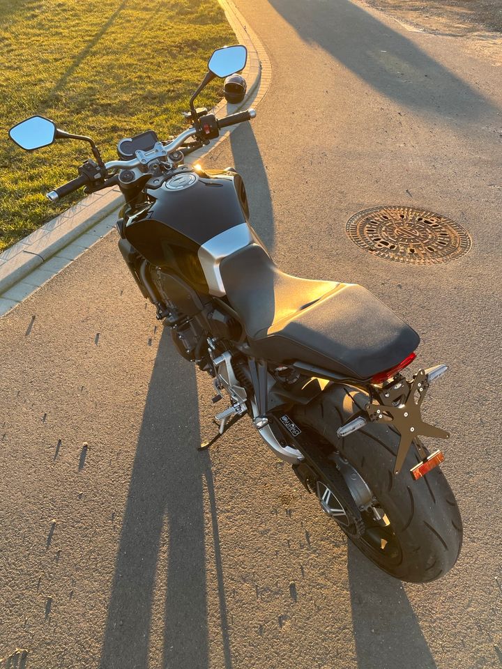 Honda CB1000R SC80 - Akrapovic - 1. Hand - 2390km - Bj. 2019 in Weitefeld