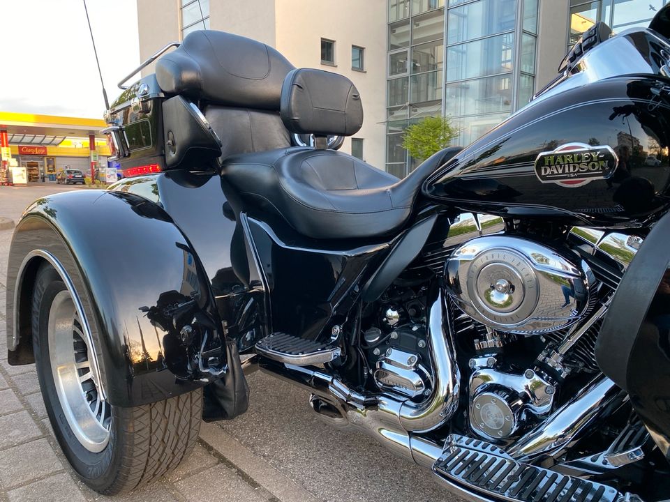 Harley Davidson FLHTCUTG Tri Glide Ultra 103 in Nürnberg (Mittelfr)