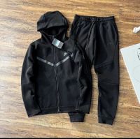 Nike Tech Anzug in Schwarz zu Verkaufen Größe S Nur Abholung!!! Essen - Altenessen Vorschau