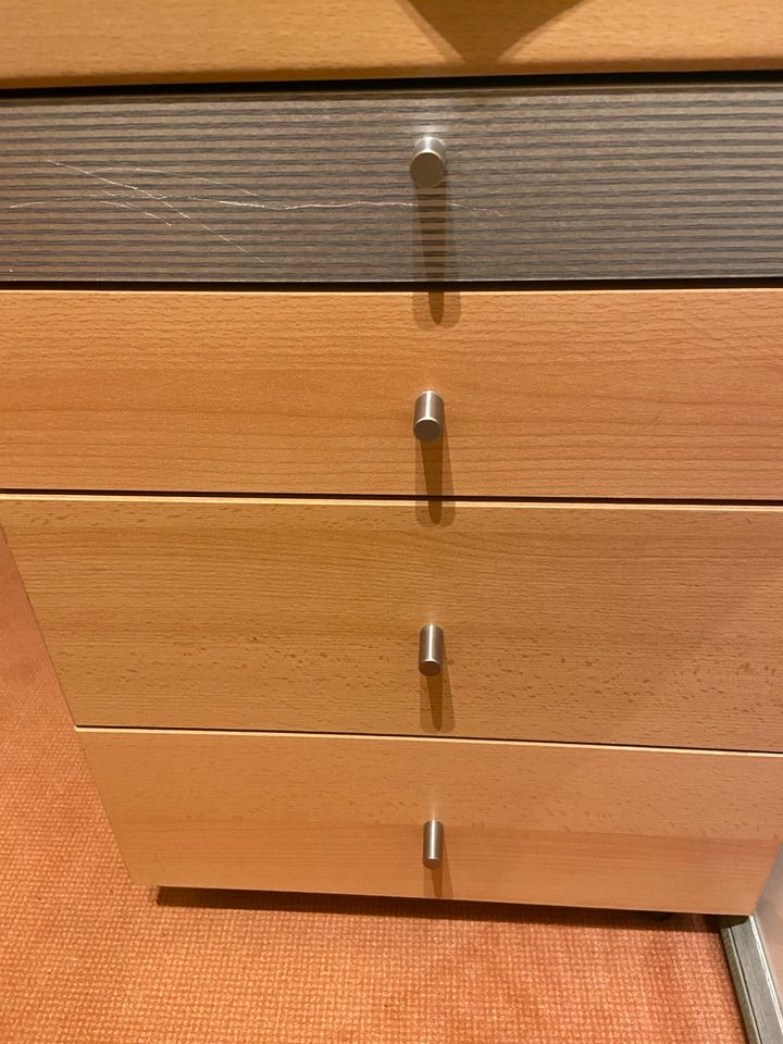 Schrank auf Rollen in Leipzig