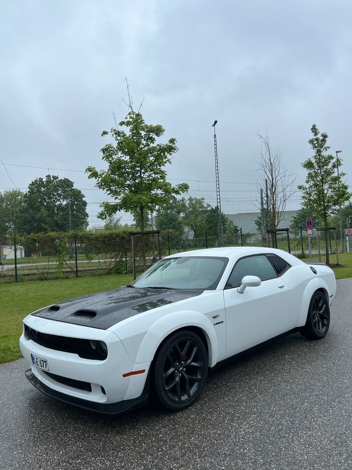 Dodge Challenger rt v8 hemi mieten ohne Kreditkarte ab 19 Jahren in München