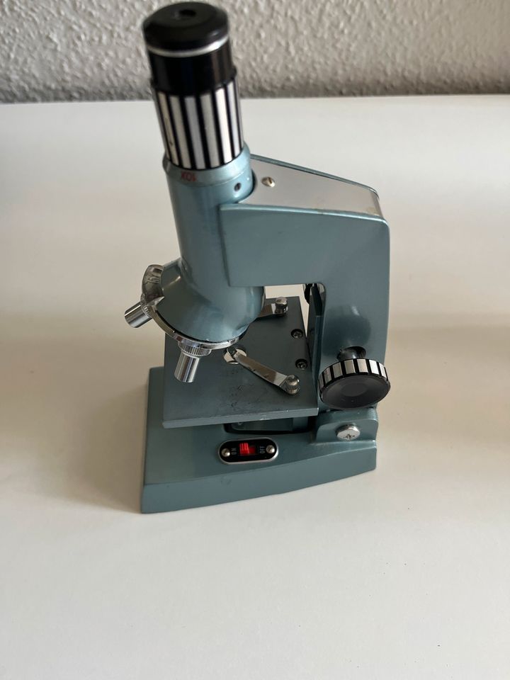 Mikroskop mit Aufbewahrungsbehälter in Schwalbach