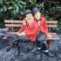 Gartenfigur Dick und Doof Figur auf einer Bank rot 55 cm Baden-Württemberg - Baden-Baden Vorschau