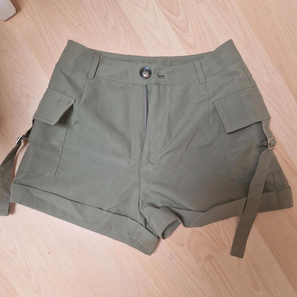 Shorts Armee Grün in Aarbergen