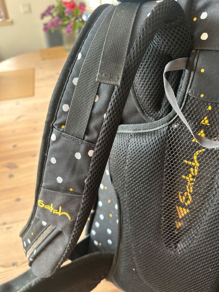 Satch Schulrucksack schwarz mit Punkten lazy Daisy in Karlstadt