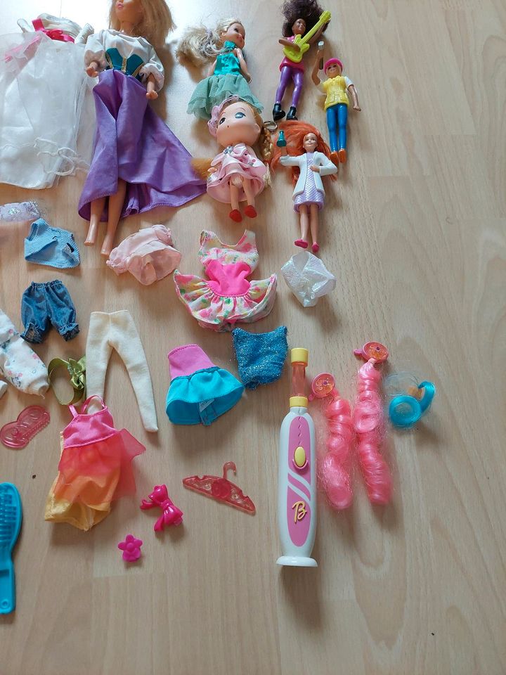 Barbies und jede Menge Zubehör in Essenheim