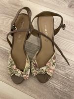 Tamaris Sandaletten Blumen taupe Kork 39 / 40 neuwertig Hessen - Niedenstein Vorschau