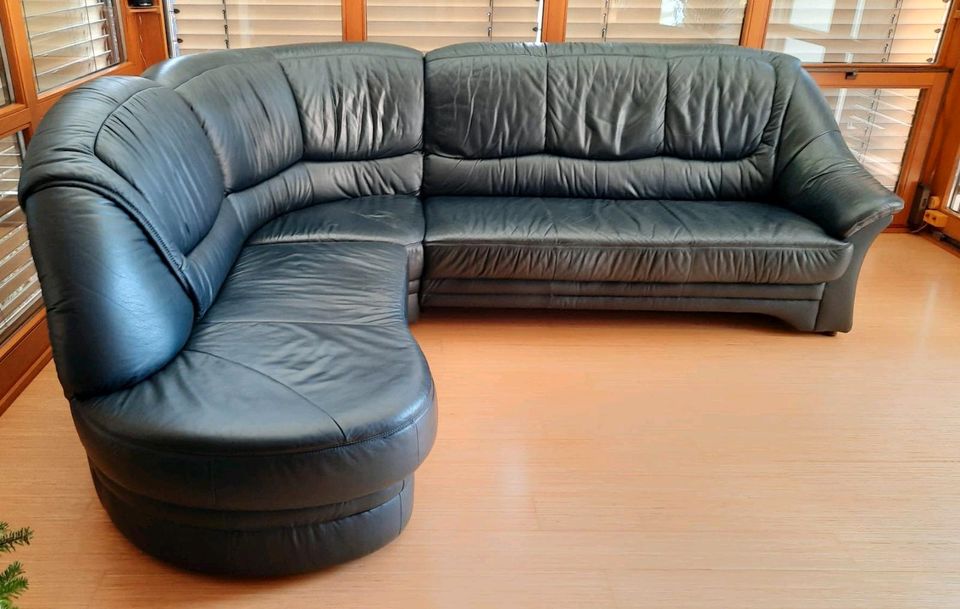 Gebrauchte Couch (Echtleder) in dunkelblau zu verkaufen in Miltenberg