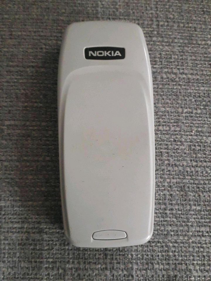 Altes Handy Nokia 3330 in Schweitenkirchen