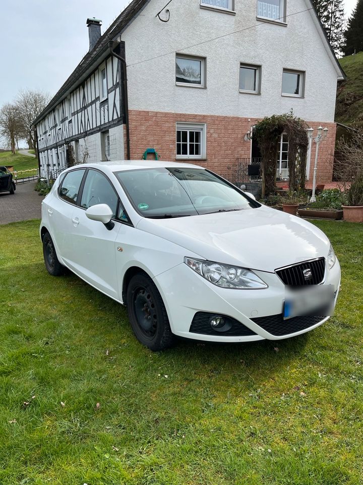 SEAT Ibiza 1,2 ST Style top achtfach bereift mit Alufelgen in Bad Berleburg