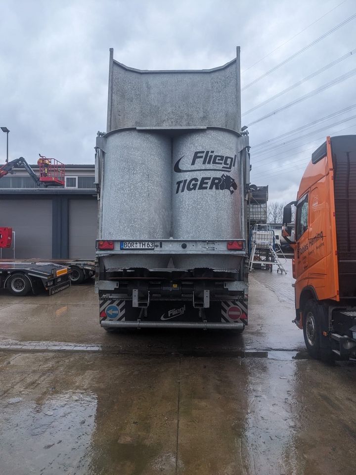 Fliegl  ASW373 Tiger Abschiebewagen mit Streuwerk und Heckklappe in Borken