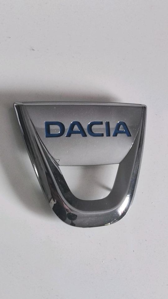 Dacia Emblem hinten (Jogger, Sandero III) 908898607R in Selters