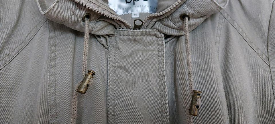 Übergangsjacke Parka Damen 40/L beige in Osnabrück