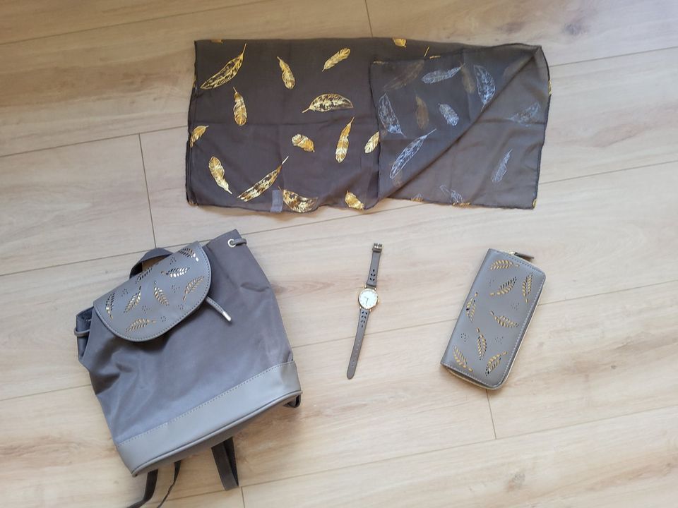 Rucksack mit Uhr, Brieftasche und Tuch in Preetz