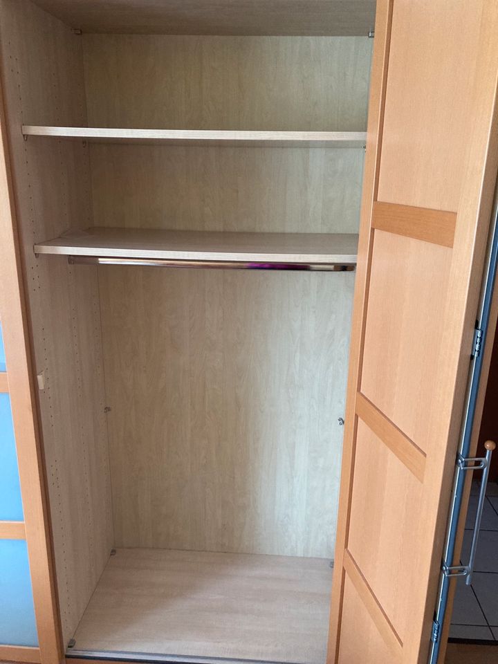 Schlafzimmer Kleiderschrank in Flörsheim am Main