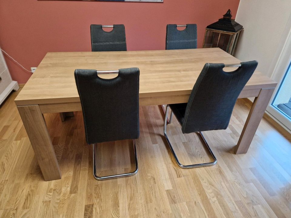 Tisch mit Stühle in Wietze