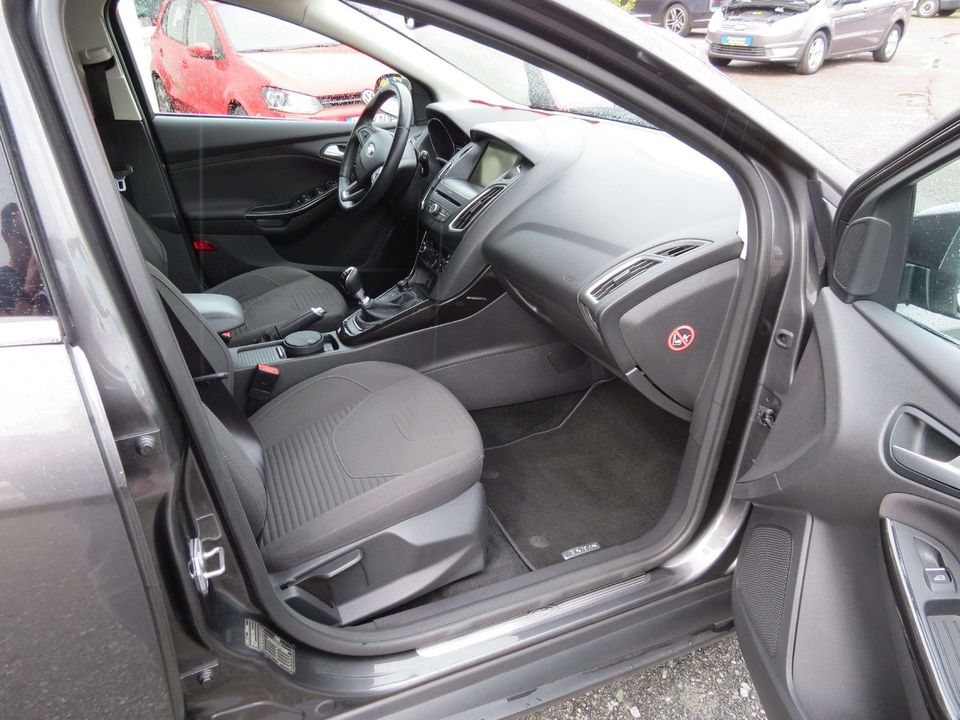 Ford Focus Titanium 2.Hd.  LED  PDC  SHZ.  Temp. FSH. in Halle