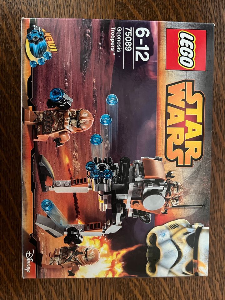 Lego Starwars Geonosis Troopers Set in Kissing