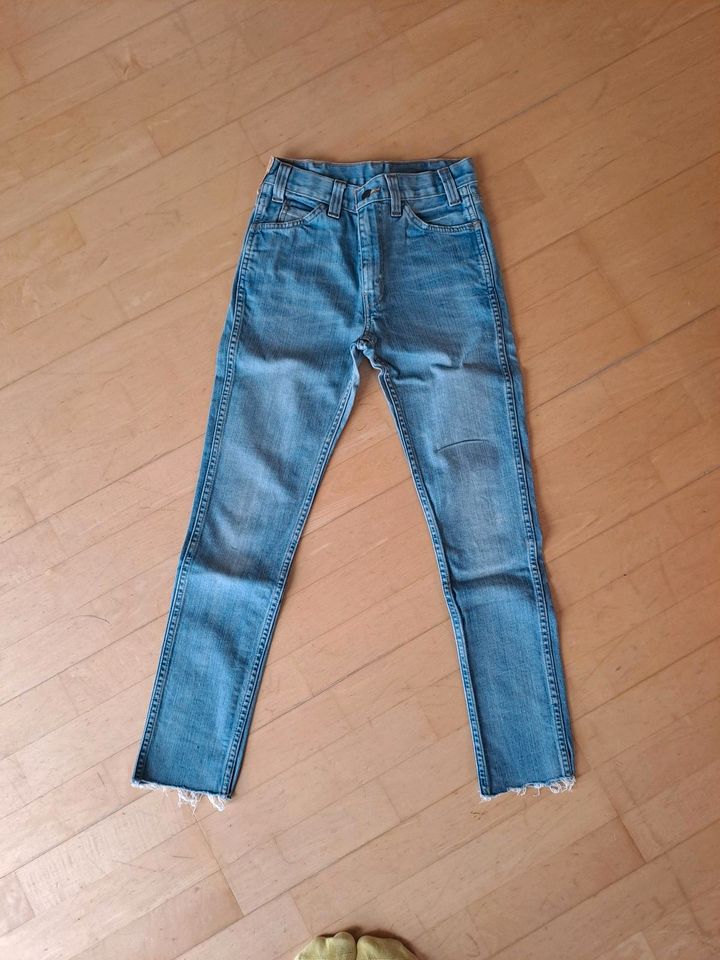 Levis Jeans W28 L 32 blau in Lörrach