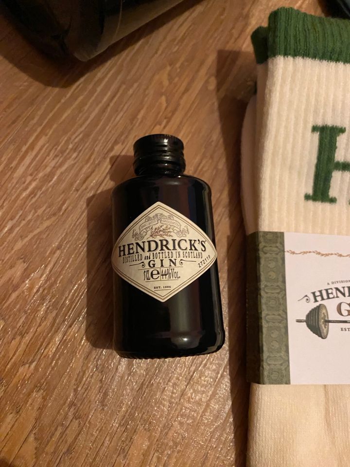 Hendrick’s Gin - Hendrick’s Gym Socken, Trinkflasche, Tragetasche in Hamburg