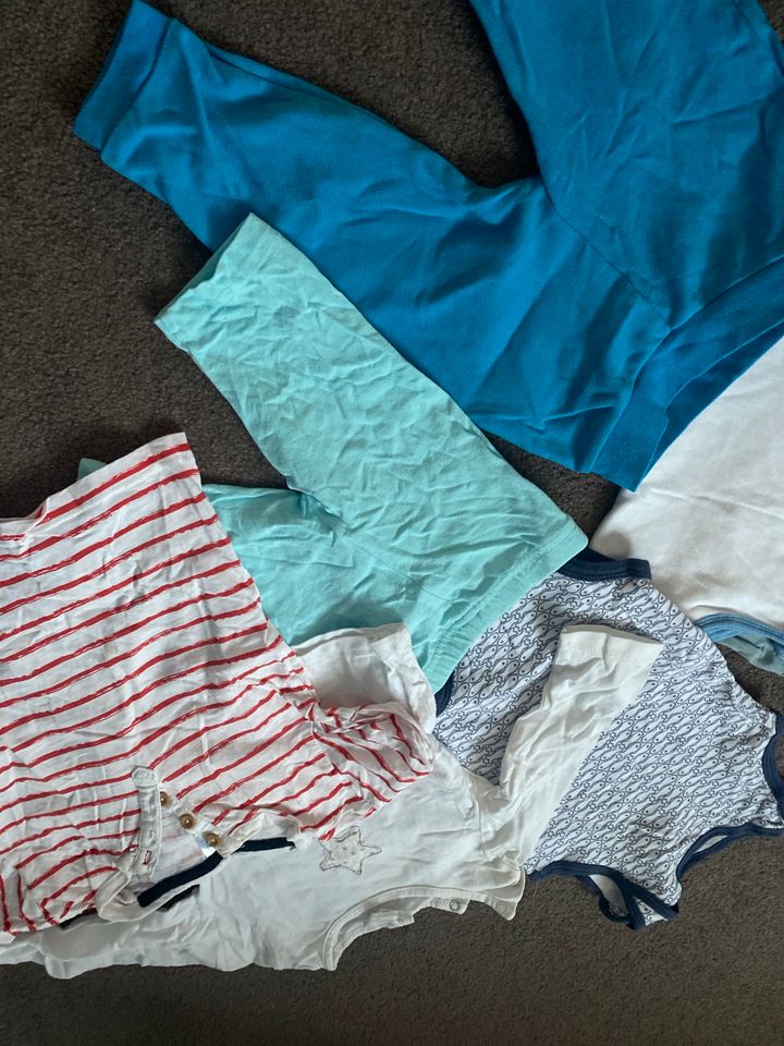 Baby Kleidung Paket Größe 74 Hosen Bodys Shirts in Waldbröl