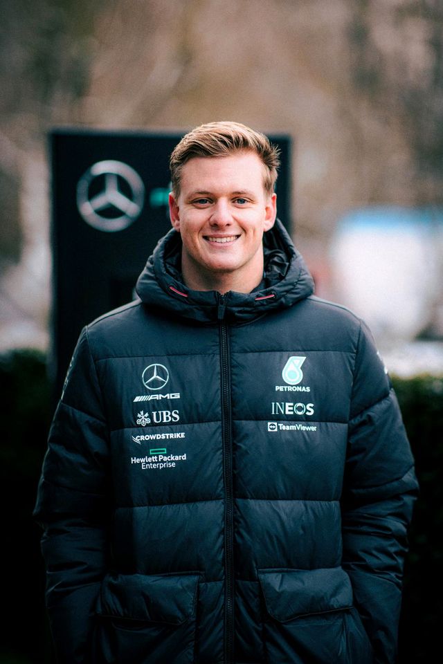 Suche orig. Mercedes AMG Petronas F1 Tommy Hilfiger Teamkleidung in Hanau
